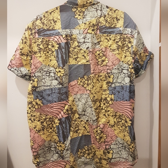 Small Amnesia Floral Short Sleeve Bottom up Shirt - Picture 6 of 7
